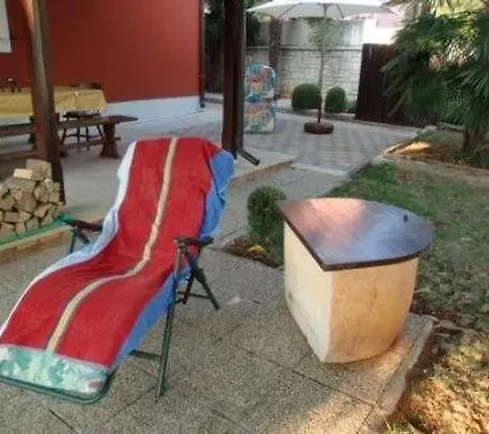 Grosse In Novigrad Mit Schoenem Garten Apartment