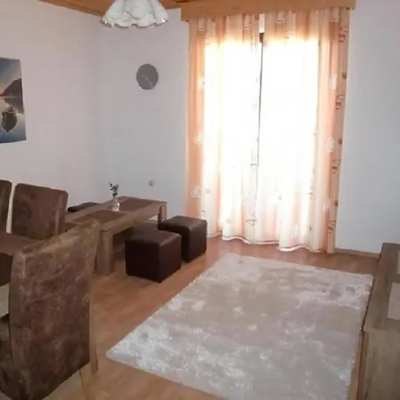 Grosse In Novigrad Mit Schoenem Garten Karpinjan