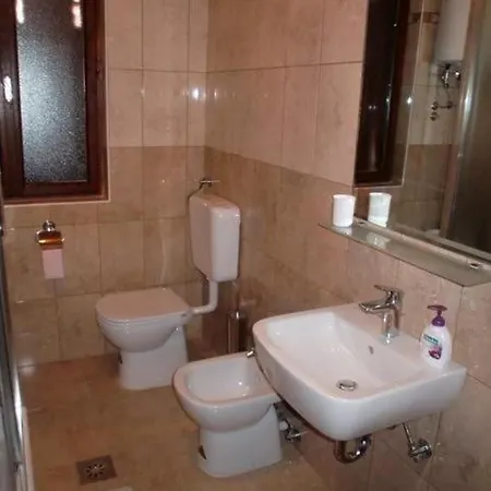 Apartment Grosse In Novigrad Mit Schoenem Garten Karpinjan